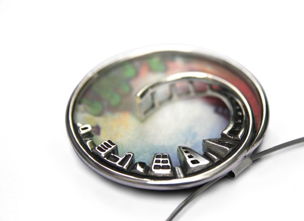 Silver/aluminium pendant by Agnieszka Maksymiuk. Via Ganoksin Project.